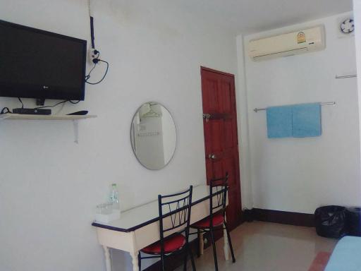 Thanathorn Guesthouse - Housity