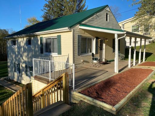 Country Comfy Right in Town - Housity