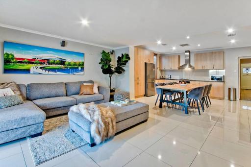 Adelaide 4 Bedroom House with Pool - Housity