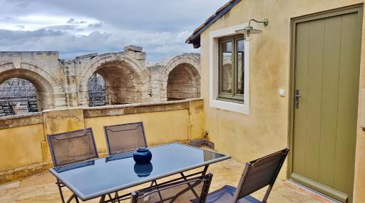 Vue la plus haute sur l'Amphithéâtre-arènes - Housity