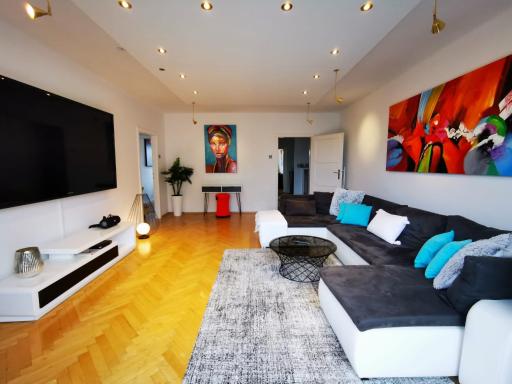 Charmante Zentrumswohnung mit Balkon und 80 zoll TV - Housity