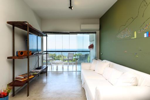 Ocean Blue Moderno Av Niemayer Vista Espetacular colado no Leblon em frente a Escola Stella Maris Garagem Internet Super Veloz 2 Smart TVs Piscina Sauna - Housity