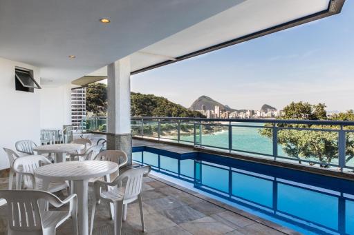 Ocean Blue Moderno Av Niemayer Vista Espetacular colado no Leblon em frente a Escola Stella Maris Garagem Internet Super Veloz 2 Smart TVs Piscina Sauna - Housity