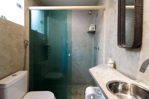 Ocean Blue Moderno Av Niemayer Vista Espetacular colado no Leblon em frente a Escola Stella Maris Garagem Internet Super Veloz 2 Smart TVs Piscina Sauna - Housity