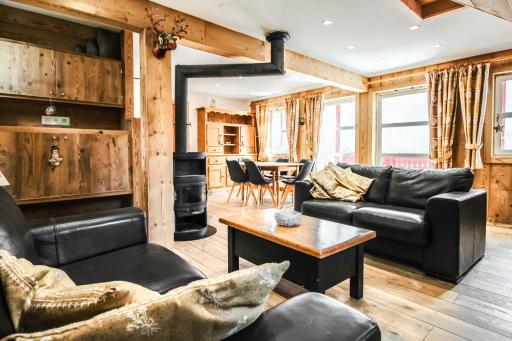Charming 4-bedroom ski chalet with terrace - Housity