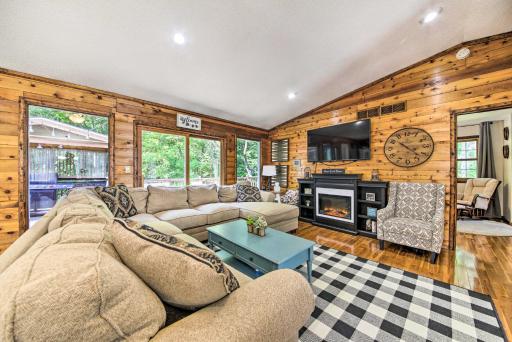 Woodsy Home with View, 1 Mi to Lake Shelbyville - Housity