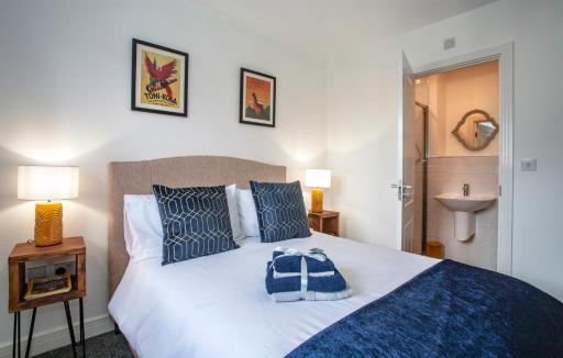 Luxury 3 Bed House on Private Walkway with Parking, King's Hill. - Housity