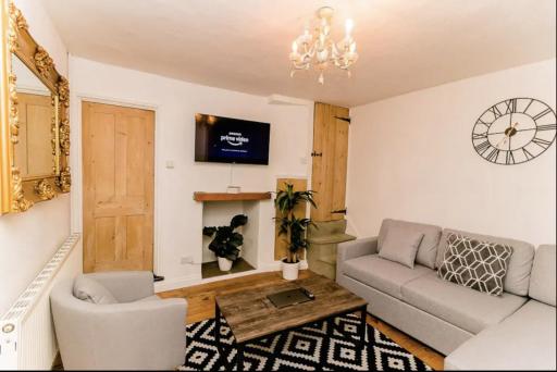 Large Stunning City Centre House with Cinema Room - Housity