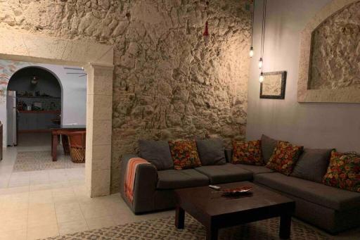 Casa El Flamboyán dentro de la ciudad amurallada - Housity