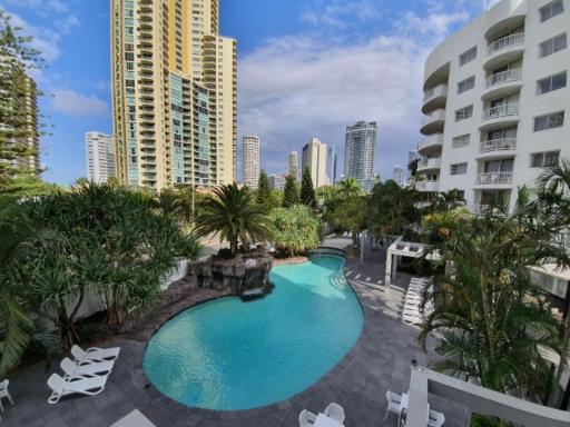 Surfers 1bedroom, Large Fridge, Washing Machine, Free Parking and WIFI - Housity
