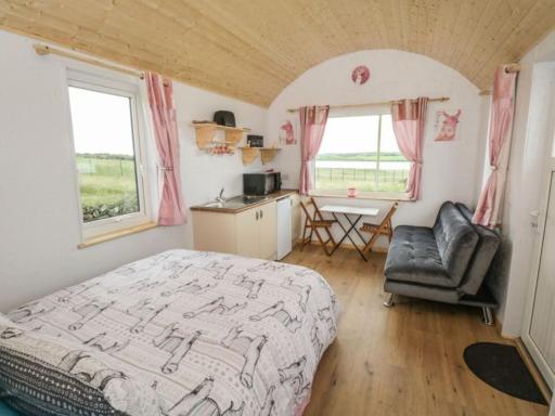The Lazy Llama Shepherd Hut Campview Farm Stay - Housity
