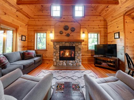 Wooded Bliss Riverfront Sanctuary on the Mckenzie - Housity