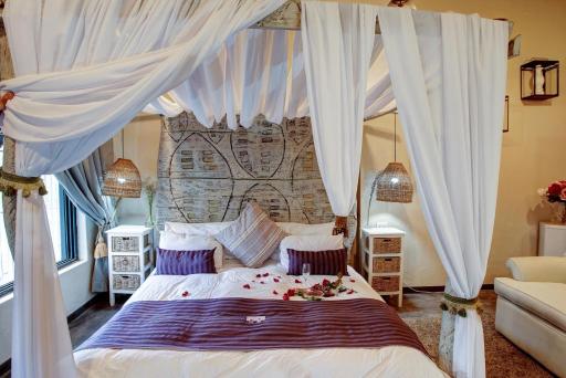 Bedrock Honeymoon Studio En-suite - Housity