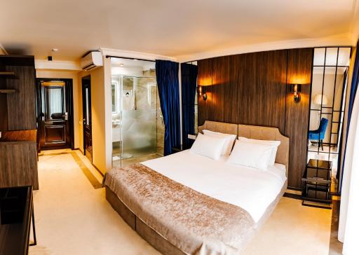 Lion's Hotel - Housity
