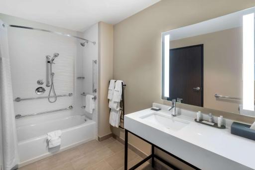 La Quinta Inn & Suites by Wyndham Nashville Downtown Stadium - Housity