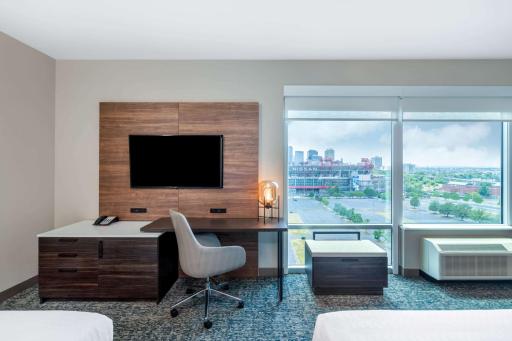 La Quinta Inn & Suites by Wyndham Nashville Downtown Stadium - Housity