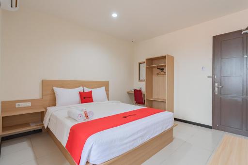 RedDoorz Syariah Plus near Tanjungpura University 2 Pontianak - Housity
