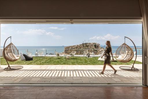 BEDWAVE Seaside Mansion - Housity