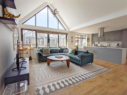 The Old Court House - Midhurst - Housity