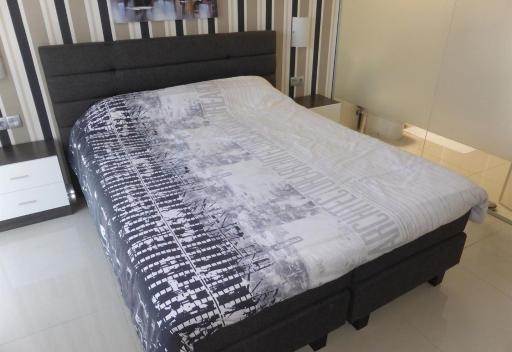 A modern villa with a large solari - Housity