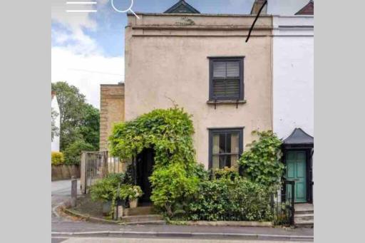 Beautiful Georgian Townhouse in Frome. - Housity