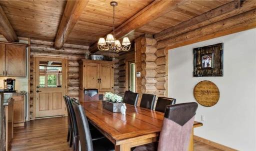 Luxury Log 7bed/6.5bath Cabin: Theater, Game Room, 7 Acres! - Housity