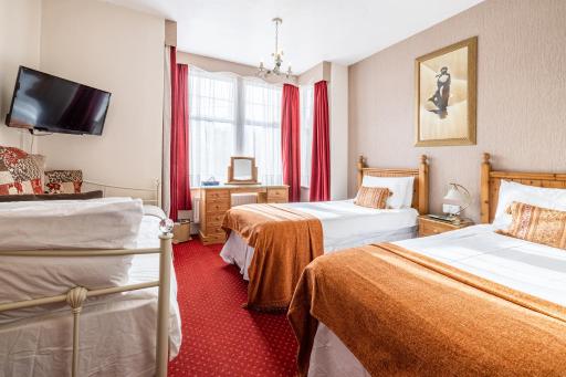 Fox & Hound Hotel - Housity
