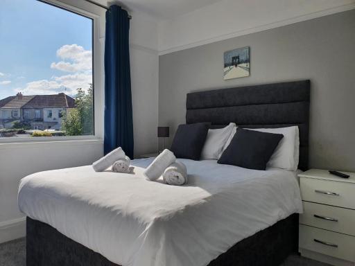 Stanley House - Free Parking for multiple Vehicles by Cliftonvalley Apartments - Housity