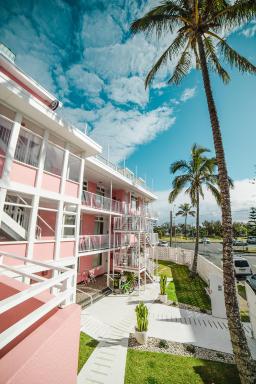 The Pink Hotel Coolangatta - Housity