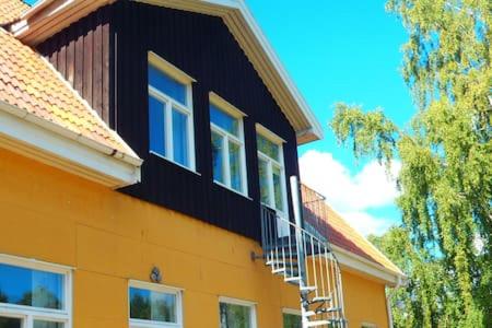 Previous schoolbuilding with gym - Groups and long stays possible - Housity