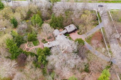 Beautiful in town acreage - Housity