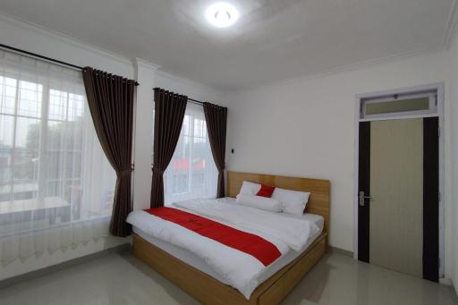RedDoorz near Rita Super Mall Purwokerto - Housity