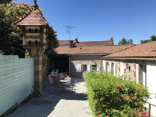 Studio avec piscine partagee jacuzzi et jardin clos a La Gaubretiere - Housity