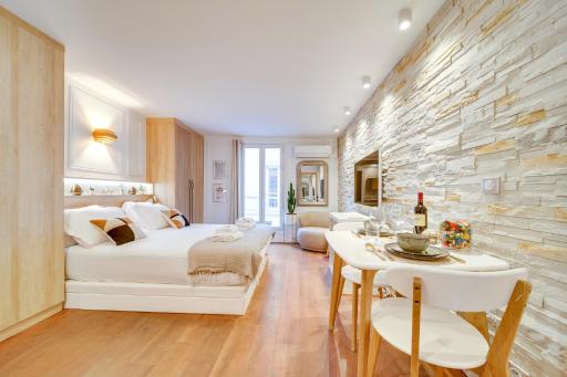 Central Historical Studio by Architect - Louvre - Housity