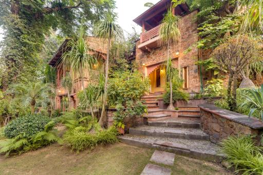 Hostie Chinar Haveli - Heritage home with Pool, Gurgaon - Housity