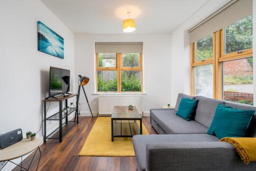 Stylish Central Watford 2 Bedroom and Sofa Bed Apartment with Free Parking - Housity