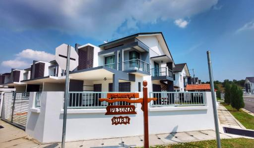 Pesona Suri Homestay - Housity