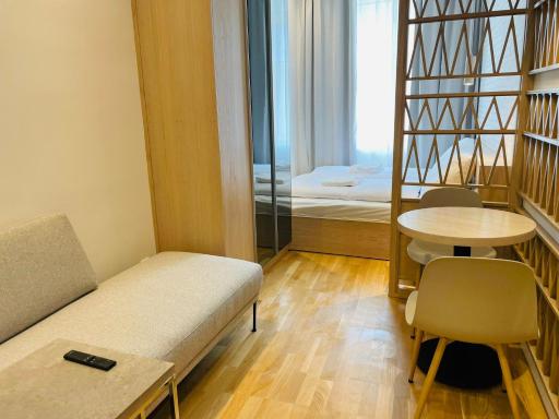 ZEUS DESIGN Compact City Aparmtent - Housity