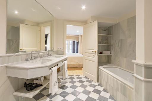 Real Casa de la Moneda Deluxe Apartments - Housity