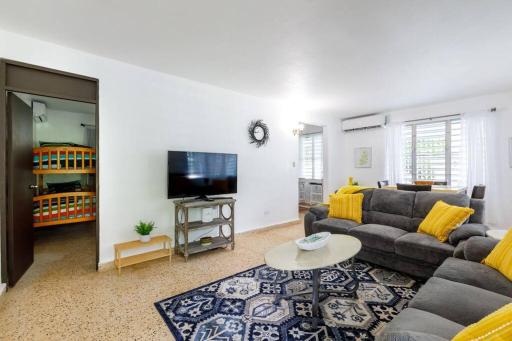 Huge Porch House in Rainforest 15 min from Beach - Housity