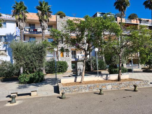 superbe appartement avec parking gratuit et coin exterieur - Housity