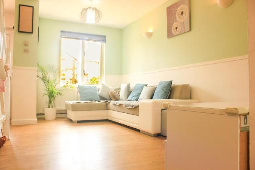 Welcome Home Twin Bedroom Near Heathrow Airport, London - Housity