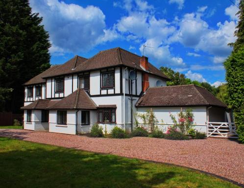 Countryside escape with stunning garden in Surrey - Housity