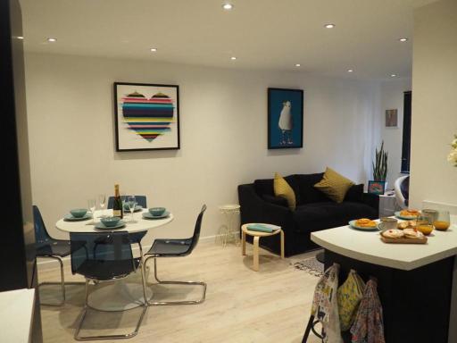 Beautiful 2BD Coastal Hideaway Central Worthing - Housity