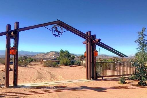 Private Gated Ranch on 5 Acres, modern and secure - Housity