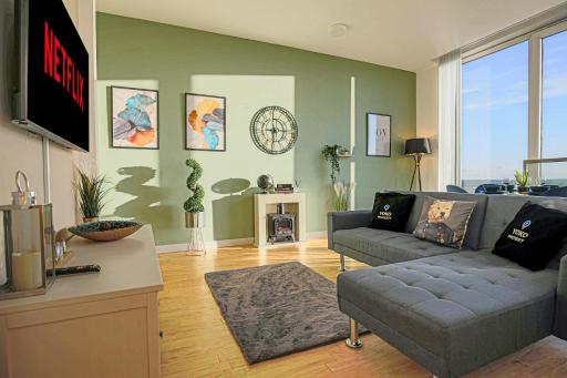 Penthouse Hub  in Central MK with Juliet Balcony, Smart TV and Free Parking by Yoko Property - Housity