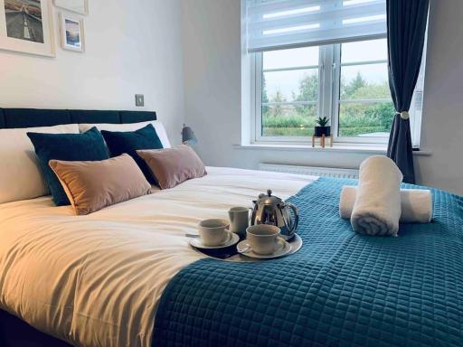 Stylish & Spacious 3 Bed House With 2 Free Car Parking Spaces - Housity