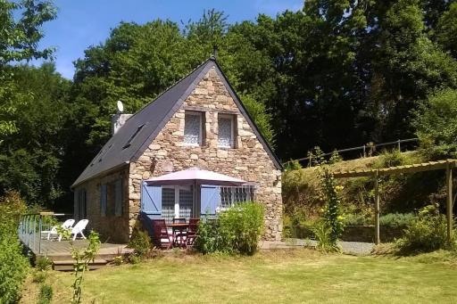 Country house with canoe and tree house - Housity