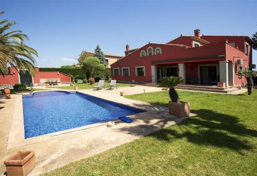 Villa on Golf Course - Housity