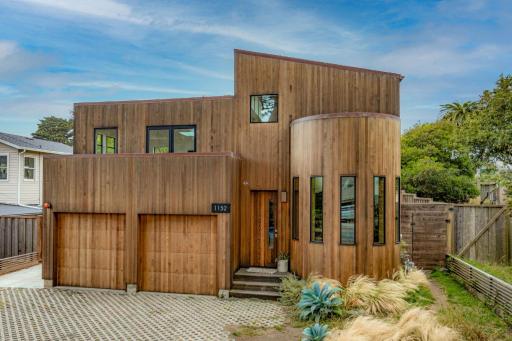 Modern indoor-outdoor living wHot Tub Walk to Beaches & Mountain Trails - Housity